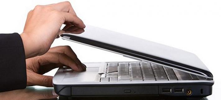 Nhớ ngay 3 thói quen xấu khiến bạn phải sửa bản lề laptop